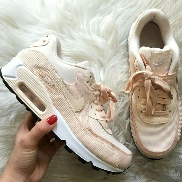 Nike Shoes - Nike Air Max 90